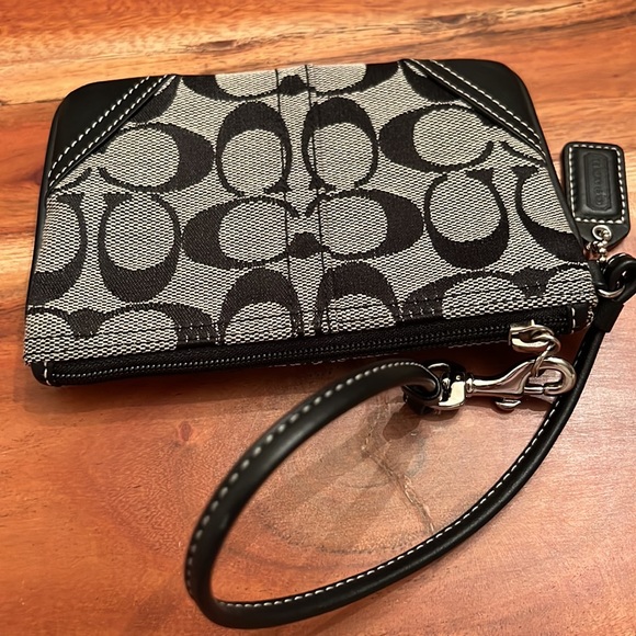 NEW COACH WRISTLET FROM THE SIGNATURE COLLECTION - Picture 7 of 9